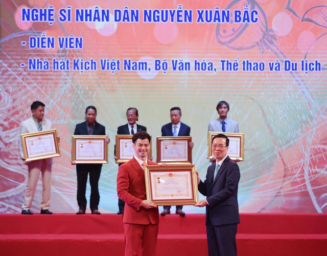 Chủ tịch nước Võ Văn Thưởng: Các Nghệ sỹ Nhân dân, Nghệ sỹ Ưu tú thực sự là 'vốn quý của đất nước' - Ảnh 6.