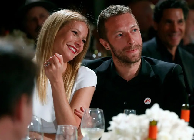 Sao phim '50 sắc thái' Dakota Johnson và trưởng nhóm Coldplay đính hôn sau 6 năm hẹn hò - Ảnh 4.