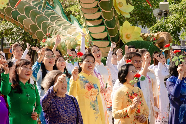 Hoa hậu Nguyễn Thanh Hà cùng 5.000 người đồng diễn áo dài ở phố đi bộ Nguyễn Huệ - Ảnh 5.