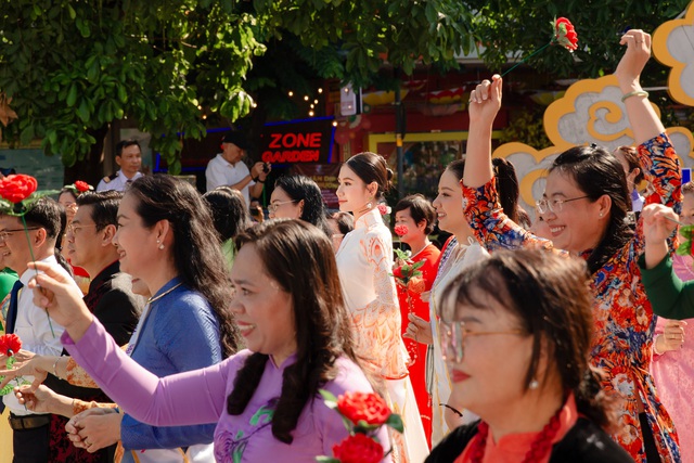 Hoa hậu Nguyễn Thanh Hà cùng 5.000 người đồng diễn áo dài ở phố đi bộ Nguyễn Huệ - Ảnh 7.