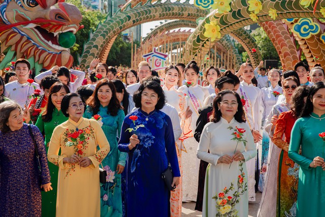 Hoa hậu Nguyễn Thanh Hà cùng 5.000 người đồng diễn áo dài ở phố đi bộ Nguyễn Huệ - Ảnh 10.
