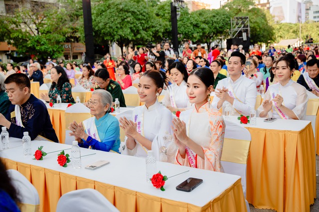 Hoa hậu Nguyễn Thanh Hà cùng 5.000 người đồng diễn áo dài ở phố đi bộ Nguyễn Huệ - Ảnh 1.