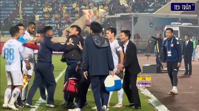 ‘Đứa con thần gió’ của ĐT Việt Nam và BHL đội đầu bảng V-League phản ứng quyết liệt về thẻ vàng ở cuối trận - Ảnh 2.