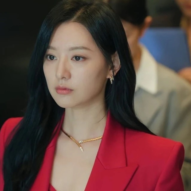 Kim Ji Won gây choáng trong bộ trang phục 'trả thù' trị giá 56.521 USD trong tập 7 'Queen of Tears' - Ảnh 1.