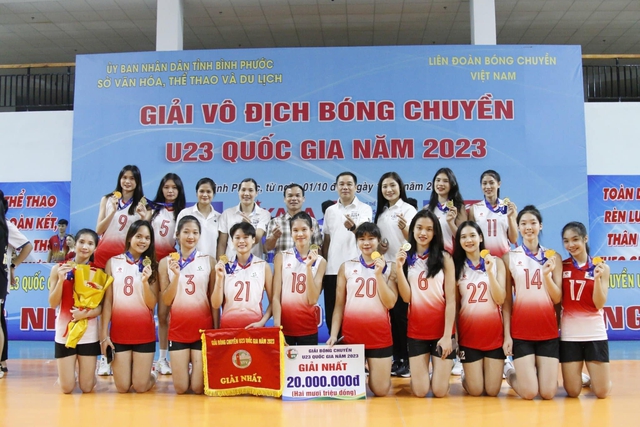 Lại Khánh Huyền (số 22) cùng đội U23 BTL Thông Tin vô địch giải U23 toàn quốc năm 2023