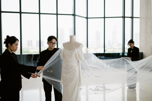 Trang phục cưới đặc biệt NTK Chung Thanh Phong dành cho siêu mẫu Minh Tú - Ảnh 8.