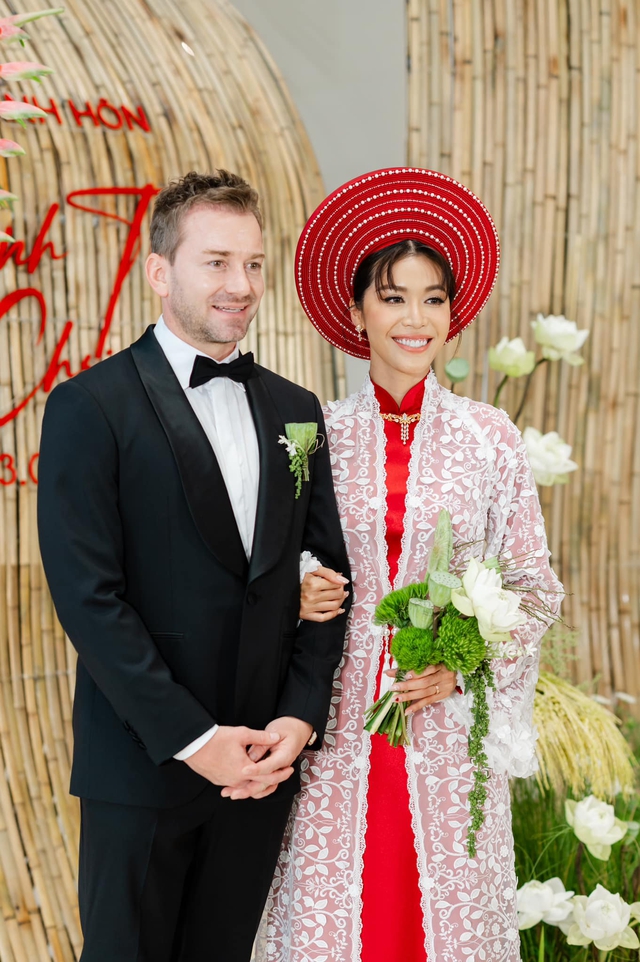 Đám cưới Minh Tú: Dàn hậu catwalk, Hòa Minzy thành 'cơ trưởng', Thùy Tiên thành công bắt hoa cưới - Ảnh 1.
