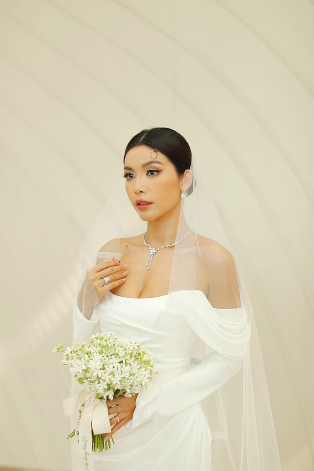 Trang phục cưới đặc biệt NTK Chung Thanh Phong dành cho siêu mẫu Minh Tú - Ảnh 5.