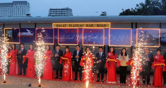 Xe lửa đêm Đà Lạt, trải nghiệm sản phẩm du lịch mới cho du khách tới phố núi - Ảnh 1.