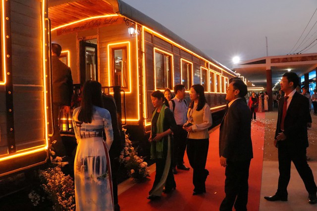 Xe lửa đêm Đà Lạt, trải nghiệm sản phẩm du lịch mới cho du khách tới phố núi - Ảnh 2.