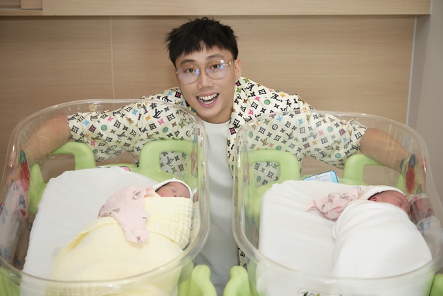 Cặp đôi Kim Chi - Gino Tống săn 'rồng vàng' thành công, hạnh phúc chào đón cặp sinh đôi chào đời - Ảnh 6.