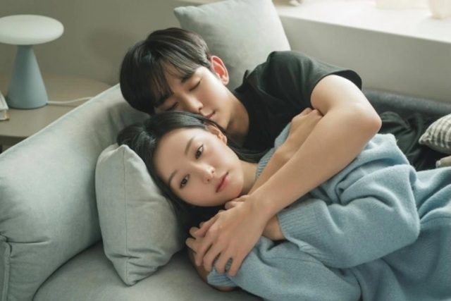 Kim Soo Hyun tung ảnh chụp cùng Kim Ji Won, trông như một cặp đôi thực sự - Ảnh 2.