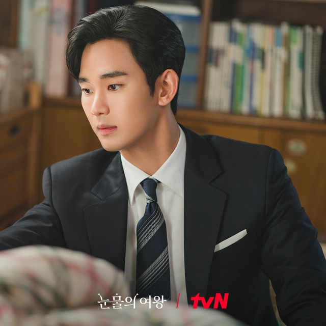 Tập 9 'Queen Of Tears': Kim Ji Won ngủ qua đêm ở phòng của Kim Soo Hyun - Ảnh 4.