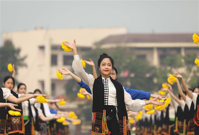 Công diễn dân vũ, điệu nhảy đường phố của học sinh, sinh viên tỉnh Điện Biên - Ảnh 1.