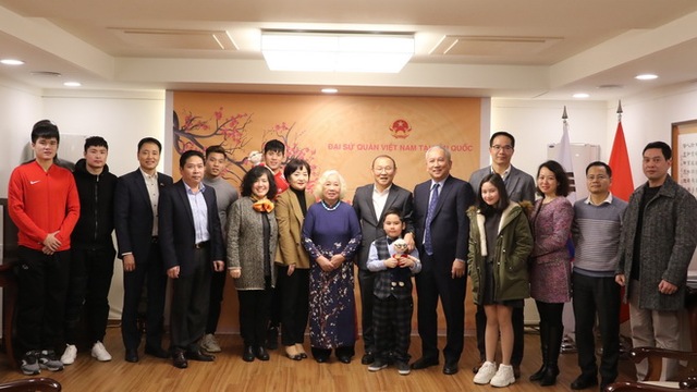 HLV Park Hang Seo và 4 tuyển thủ giao lưu tại Đại sứ quán Việt Nam ở Hàn Quốc