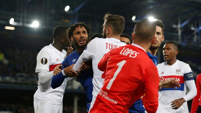 Sốc với cảnh CĐV tranh thủ 'đánh hôi' khi cầu thủ Everton và Lyon choảng nhau