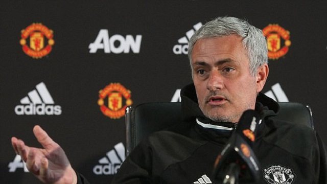 Mourinho đau đầu: 'Chẳng cầu thủ tấn công nào của tôi đáng phải ngồi dự bị cả'