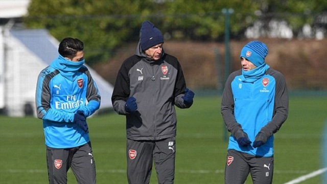 Wenger bí mật bàn chiến thuật với Oezil và Wilshere trước đại chiến Man City