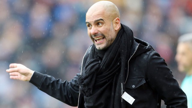 Bị Neville gọi là 'gã hề', Pep Guardiola đáp trả ra sao?