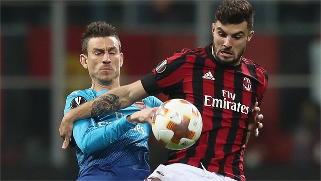 AC Milan 0-2 Arsenal: Pháo thủ trở lại, Wenger lại được cứu rỗi