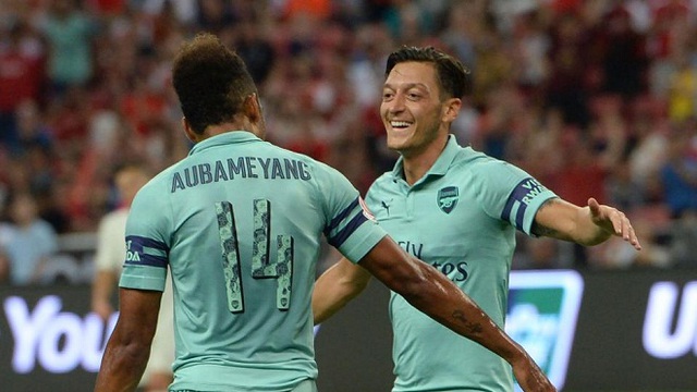 Đeo băng đội trưởng của Arsenal, Mesut Oezil lập ngay đại công