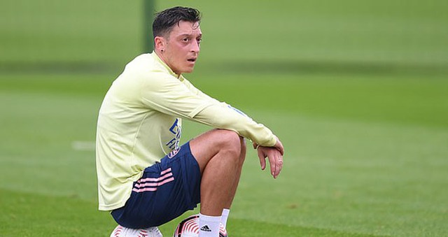 Arsenal, Mesut Oezil, Ngồi chơi 7 tháng nhận 8 triệu bảng phí trung thành, Oezil nhận 8 triệu bảng, Oezil được thưởng, tương lai Oezil, Oezil ở lại Arsenal, chuyển nhượng