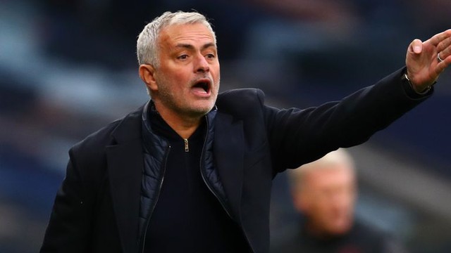 Bóng đá hôm nay 2/11: Cầu thủ MU sẽ khiến Ole bị sa thải. Mourinho chỉ trích trọng tài