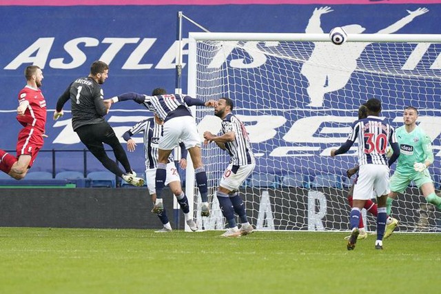 West Brom 1-2 Liverpool, Alisson ghi bàn, thủ môn Liverpool ghi bàn, Alisson khóc, kết quả bóng đá Anh, bảng xếp hạng Ngoại hạng Anh, cuộc đua top 4 ngoại hạng Anh