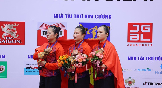 Ba VĐV Pencak Silat bật khóc sau khi đem HCV về cho Việt Nam