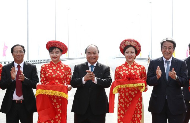 Thủ tướng Nguyễn Xuân Phúc cắt băng khánh thành cầu vượt biển dài nhất Đông Nam Á