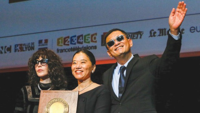 Vương Gia Vệ nhận giải Thành tựu trọn đời: 'Làm việc và làm những bộ phim mà mình muốn'