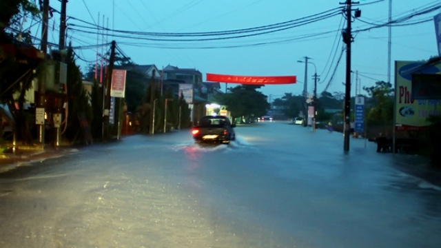 Hình ảnh Hà Tĩnh bị chia cắt trong mưa lũ áp thấp nhiệt đới