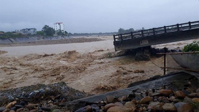 Mưa lũ tại Yên Bái: Sập cầu Ngòi Thia ở Nghĩa Lộ, phóng viên TTXVN bị cuốn trôi khi đang tác nghiệp