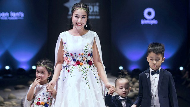 Ốc Thanh Vân cùng 3 con 'chiếm sóng' sàn diễn Vietnam Junior Fashion Week