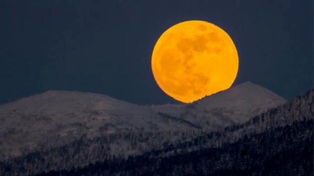 Siêu trăng máu xuất hiện sau 150 năm rực đỏ bầu trời thế giới