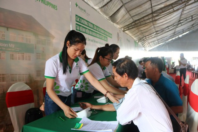 Bệnh viện Hoàn Mỹ Cửu Long tổ chức khám bệnh miễn phí 3000 người tại Vĩnh Long