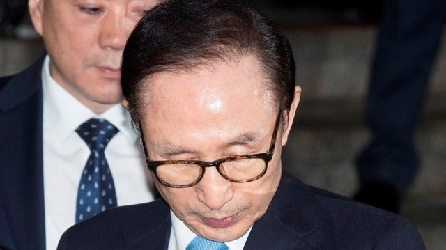 Ngay sau khi cựu Tổng thống Park Geun-hye bị kết án, cựu Tổng thống Lee Myung-bak chính thức bị truy tố