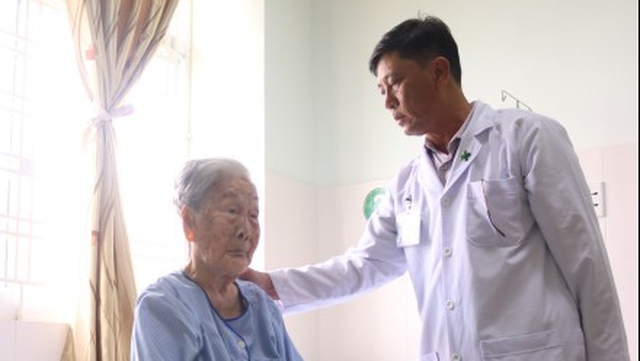 Điều trị thành công cho bà mẹ Việt Nam anh hùng 98 tuổi bị gãy liên mấu chuyển xương đùi
