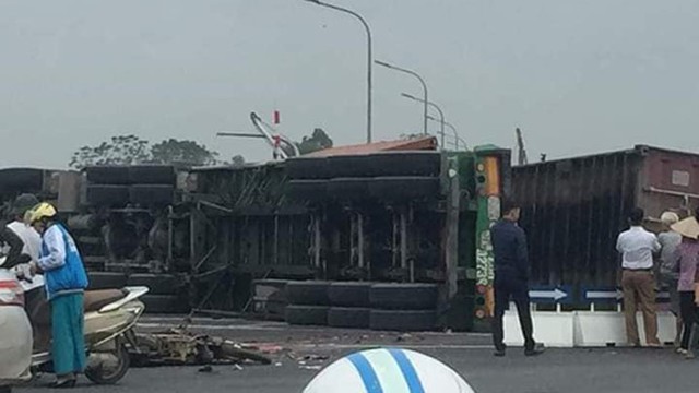 Hà Nội: Tai nạn giao thông nghiêm trọng khiến 2 người chết, 2 người bị thương