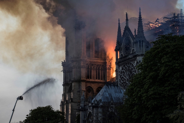Khoảnh khắc tháp Nhà thờ Đức Bà Paris đổ xuống trong đám cháy
