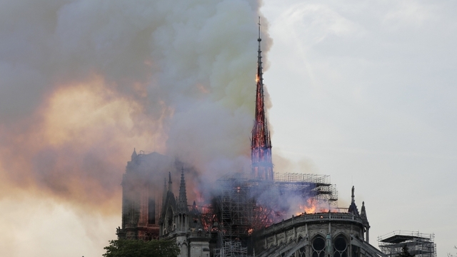 Vụ cháy Nhà thờ Đức Bà Paris: Bảo toàn được phần tháp chuông chính và tường nhà thờ