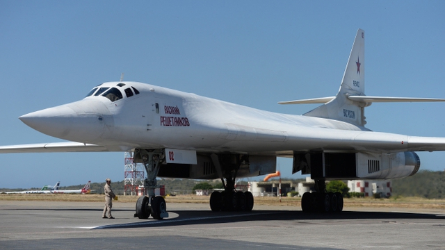 Nga điều máy bay ném bom Tu-160 tới gần biên giới với Mỹ