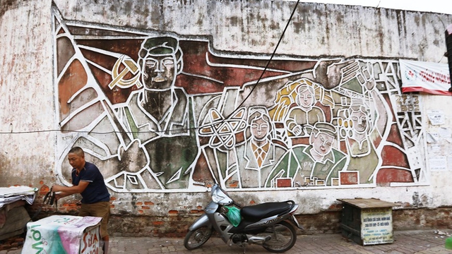 Hai bức tranh tường tại Chợ Mơ, Hà Nội: Không chỉ là tranh cổ động…