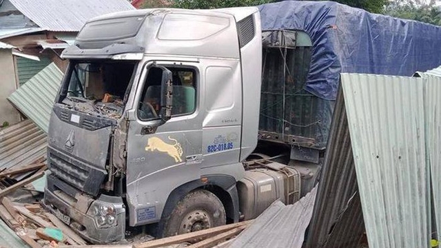 3 người thoát chết sau vụ xe container mất lái tông sập nhà
