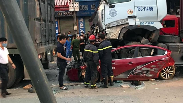 Hà Nội: Tai nạn giao thông nghiêm trọng, 4 người thương vong