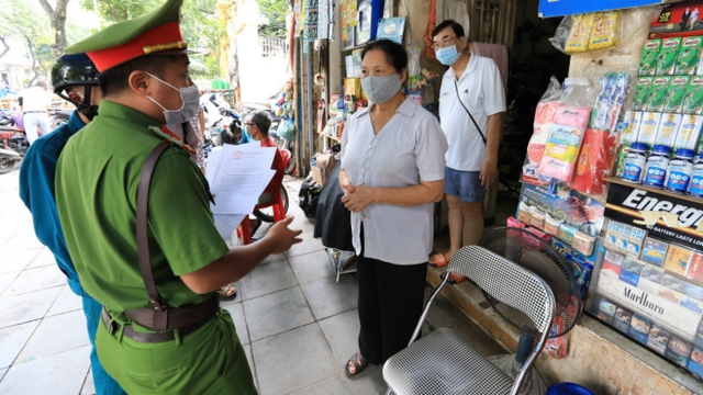 Hà Nội xử phạt 297 trường hợp không đeo khẩu trang