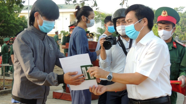 Dịch COVID-19: Ninh Thuận trao chứng nhận cho 232 người hoàn thành cách ly y tế tập trung