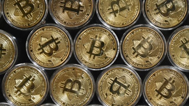 Bitcoin. Giá Bitcoin. Bitcoin trượt khỏi mức kỷ lục 61.000 USD. Đào Bitcoin