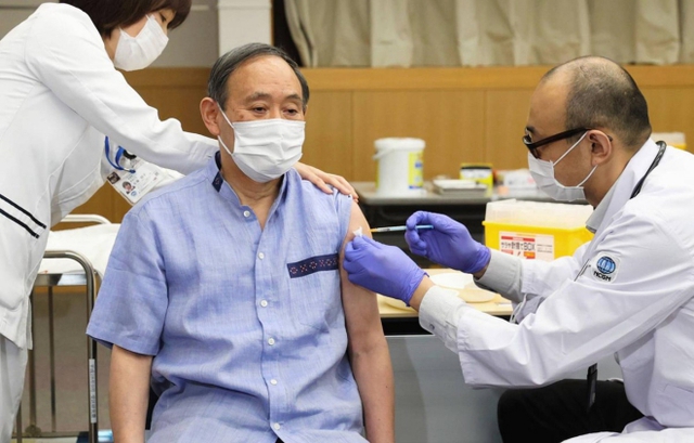 Thủ tướng Nhật Bản được tiêm mũi vaccine Covid-19 đầu tiên, Suga Yoshihide, Thủ tướng Nhật Bản, vaccine Covid-19