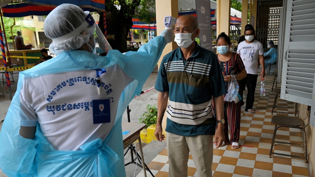 Dịch Covid-19: Campuchia ghi nhận gần 1.000 ca nhiễm mới